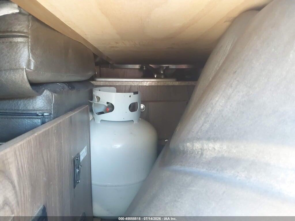 4X4CFM614JD304357 2018 FOREST RIVER 228 photo no. 5