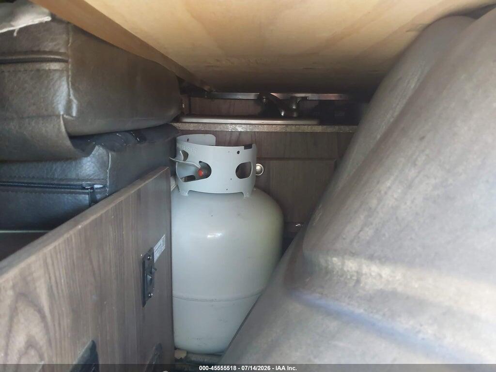 4X4CFM614JD304357 2018 FOREST RIVER 228 photo no. 8