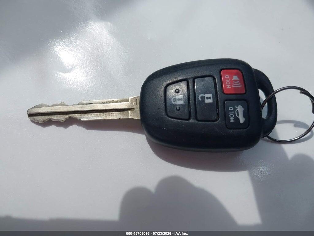 5YFBURHEXHP581042 2017 TOYOTA COROLLA photo no. 11