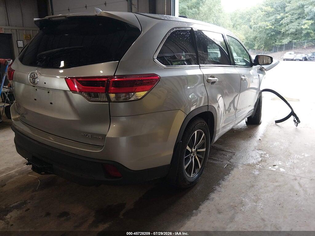 5TDJZRFH3HS453498 2017 TOYOTA HIGHLANDER photo no. 4