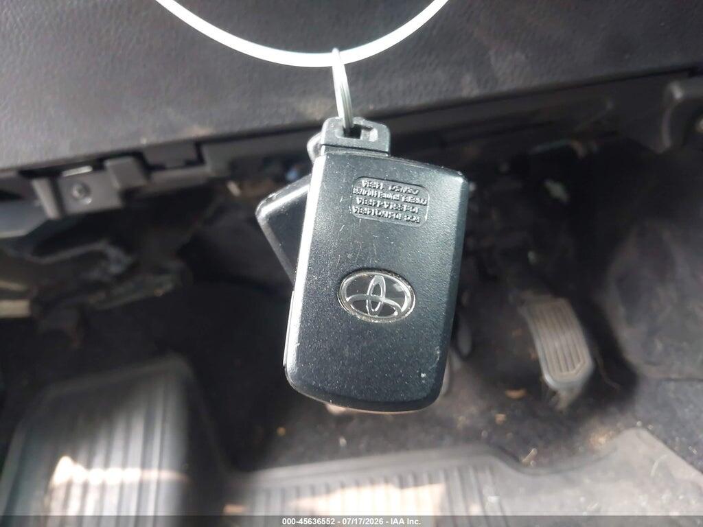 2T3RFREVXHW693648 2017 TOYOTA RAV4 photo no. 11