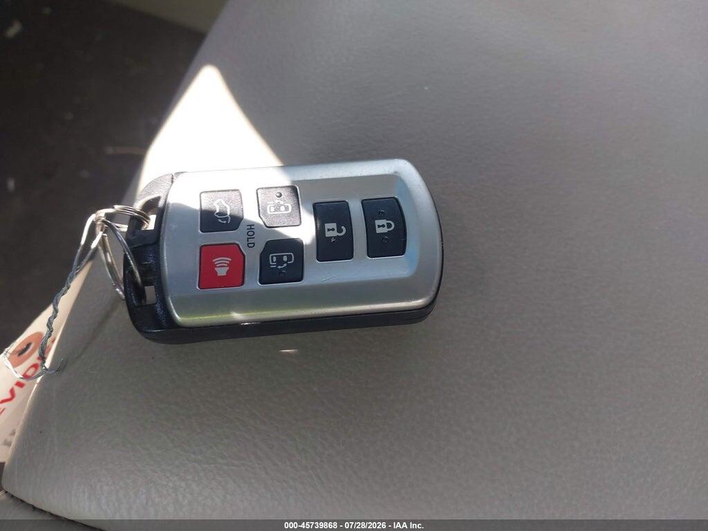 5TDDZ3DC8HS186151 2017 TOYOTA SIENNA photo no. 11