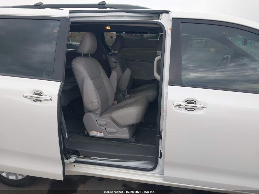 5TDYZ3DC4HS791561 2017 TOYOTA SIENNA photo no. 8