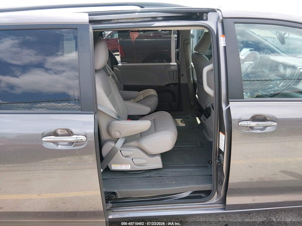 5TDDZ3DC8HS174050 2017 TOYOTA SIENNA photo no. 8