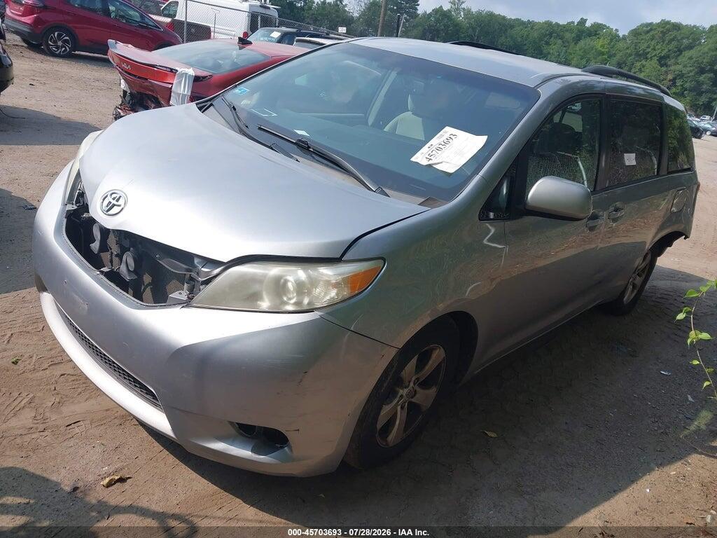 5TDKZ3DC7HS865335 2017 TOYOTA SIENNA photo no. 2