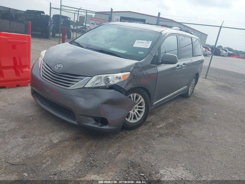 5TDYZ3DC8HS845850 2017 TOYOTA SIENNA photo no. 2