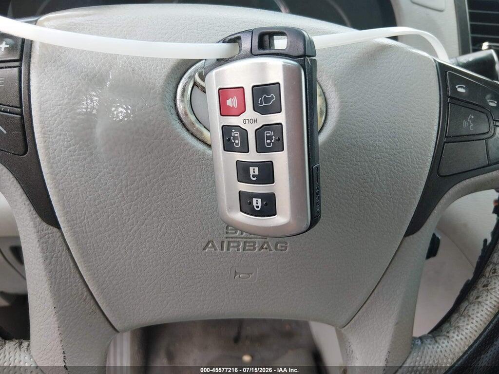 5TDDK3DCXBS007331 2011 TOYOTA SIENNA photo no. 11