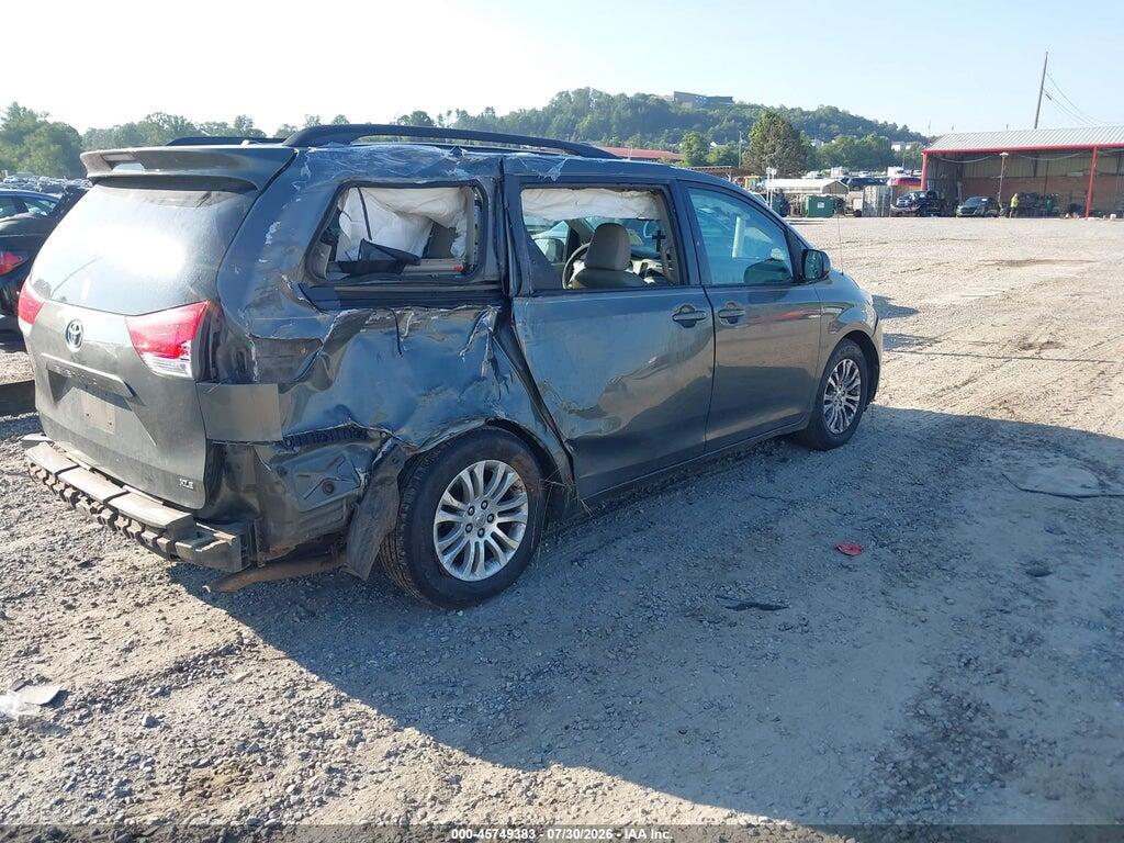 5TDYK3DC9BS010769 2011 TOYOTA SIENNA photo no. 4