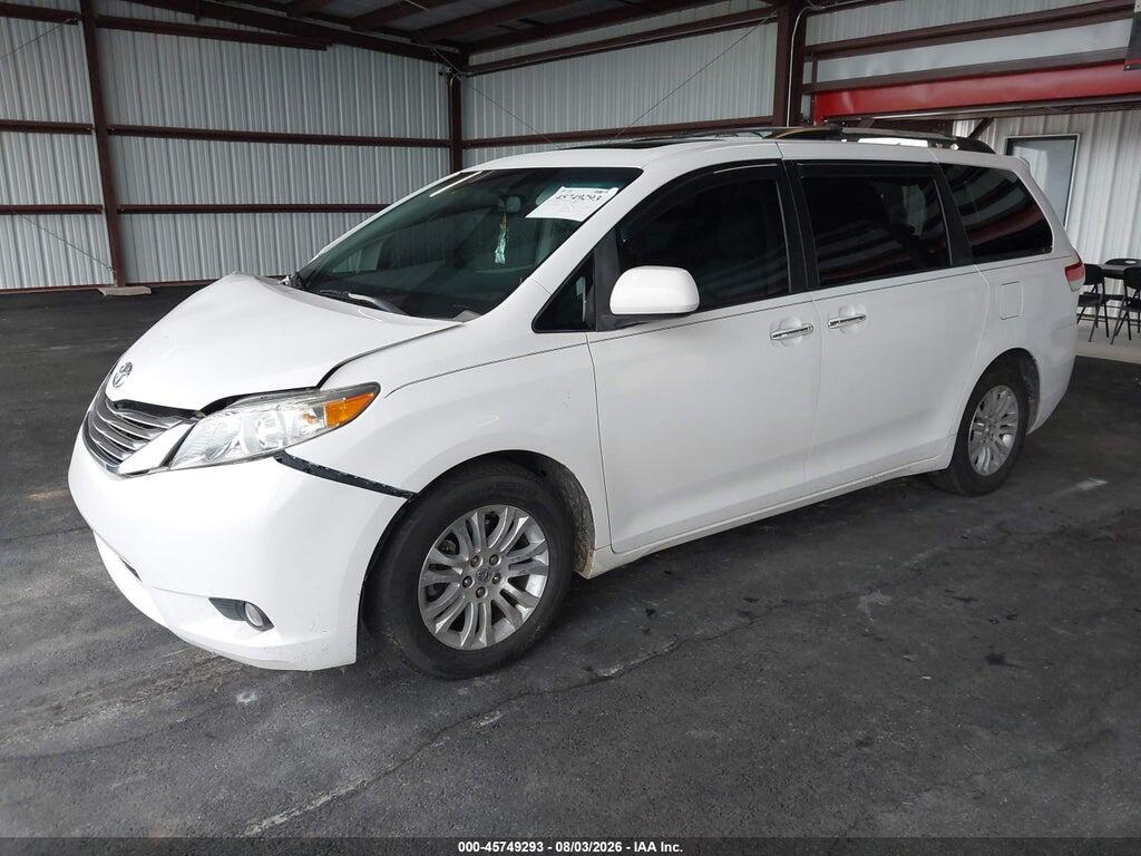 5TDYK3DC8BS144284 2011 TOYOTA SIENNA photo no. 2