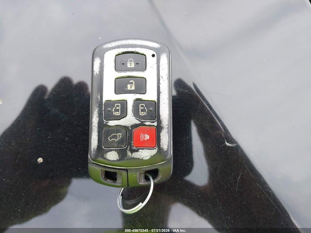 5TDDK3DCXBS019835 2011 TOYOTA SIENNA photo no. 11