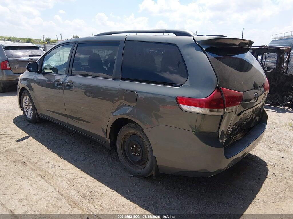 5TDYK3DC1BS117363 2011 TOYOTA SIENNA photo no. 3