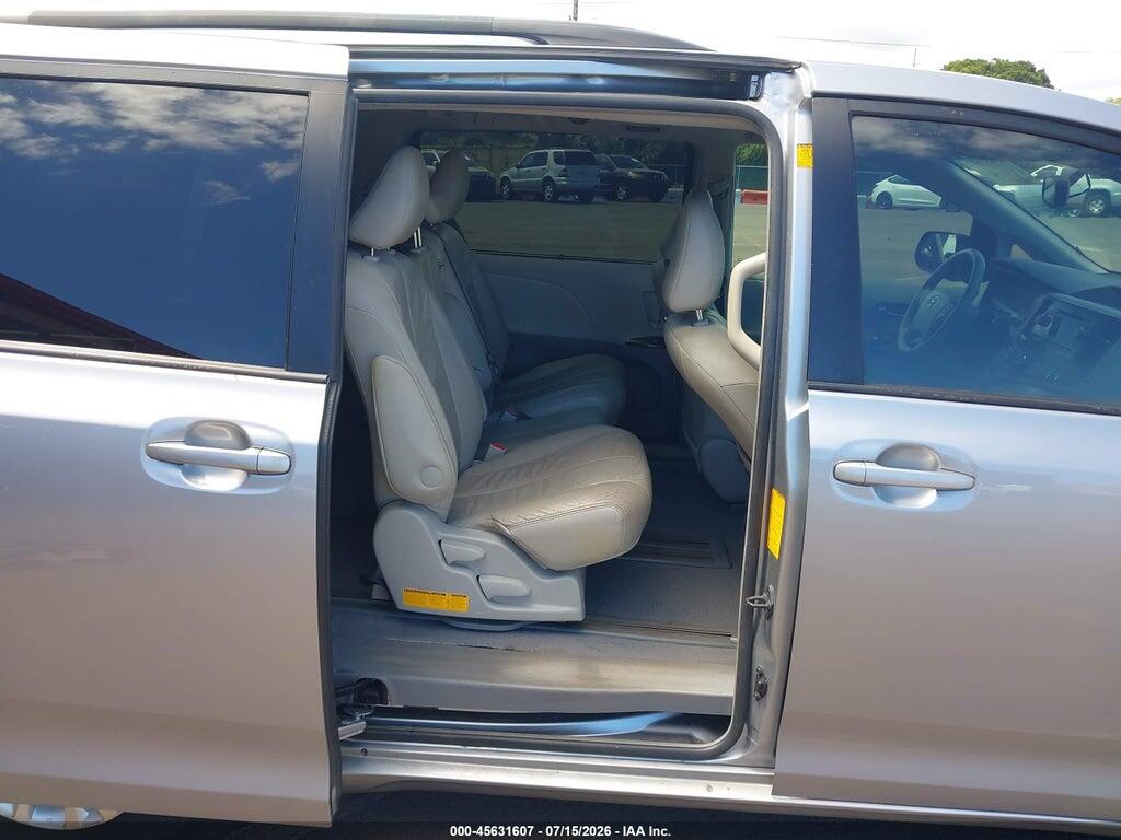 5TDYK3DC5BS070905 2011 TOYOTA SIENNA photo no. 8