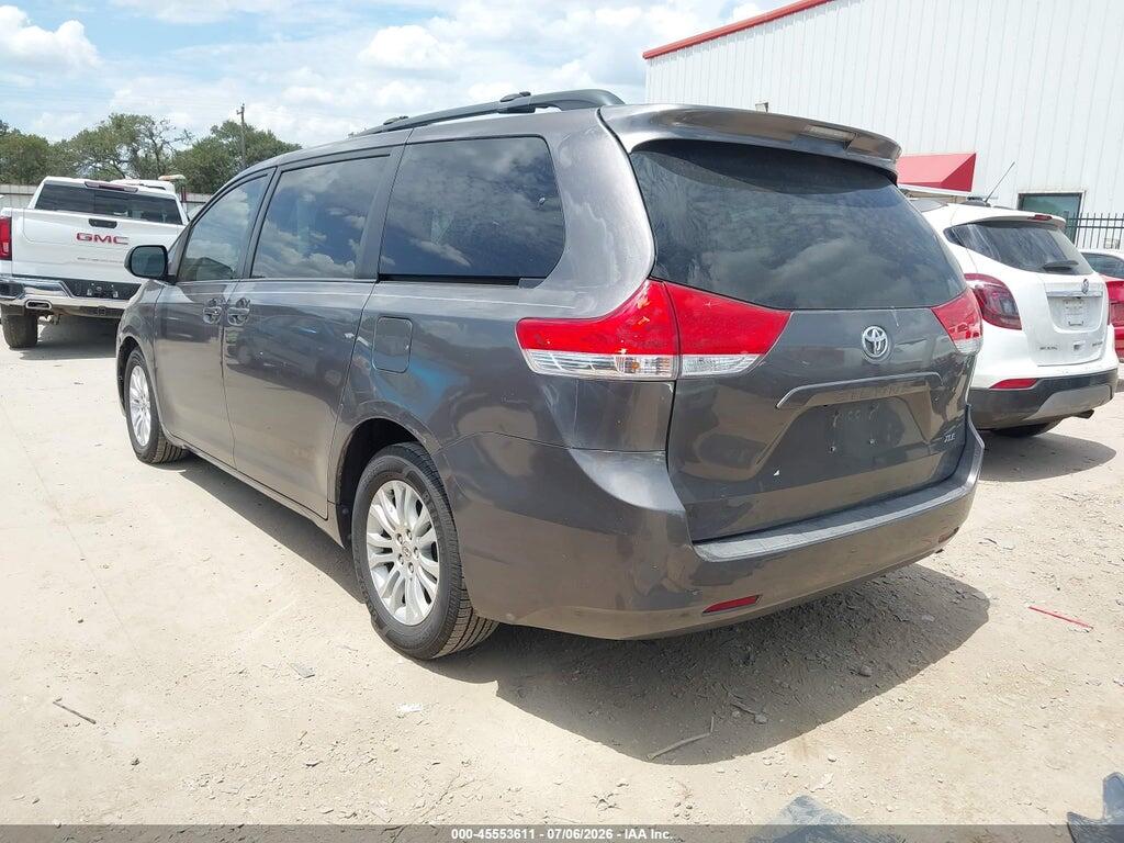 5TDYK3DC3BS154124 2011 TOYOTA SIENNA photo no. 3