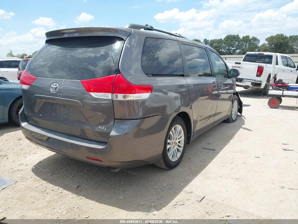 5TDYK3DC3BS154124 2011 TOYOTA SIENNA photo no. 4