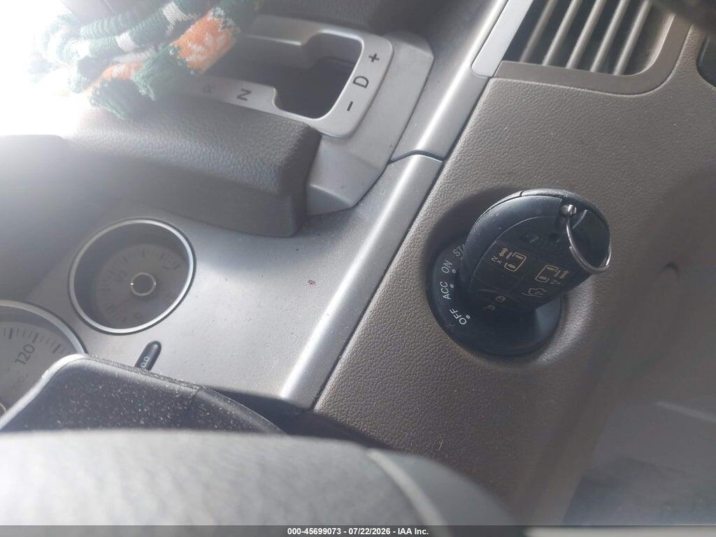 2V4RW3DG4BR634098 2011 VOLKSWAGEN ROUTAN photo no. 11
