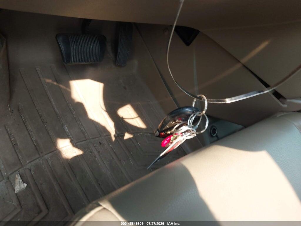 2V4RW3DG0BR766811 2011 VOLKSWAGEN ROUTAN photo no. 11