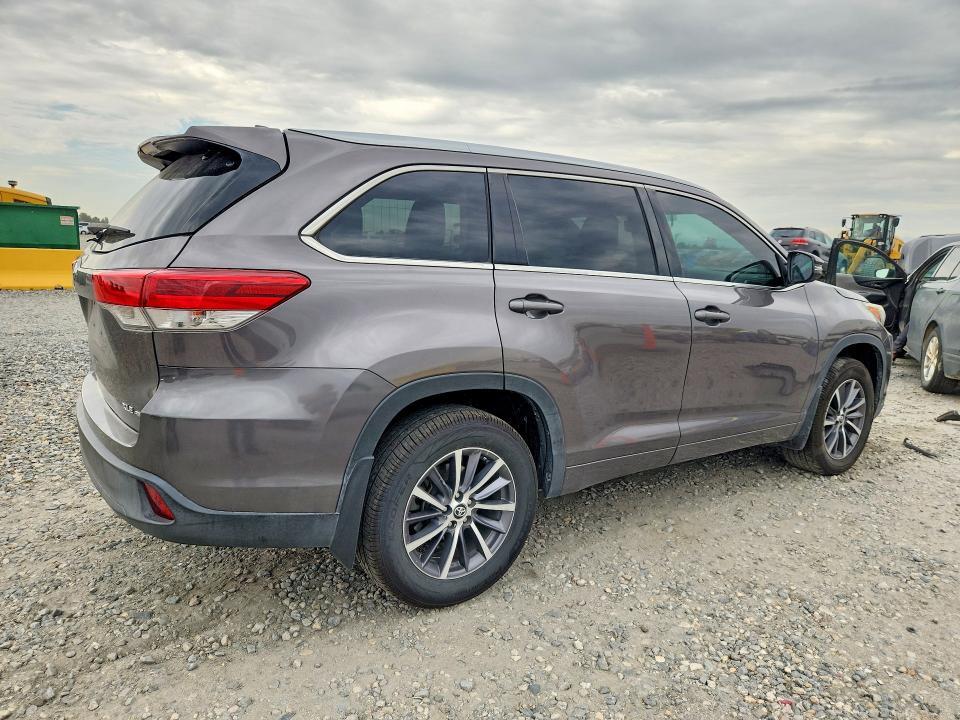 5TDJZRFH3HS432697 2017 TOYOTA HIGHLANDER photo no. 3