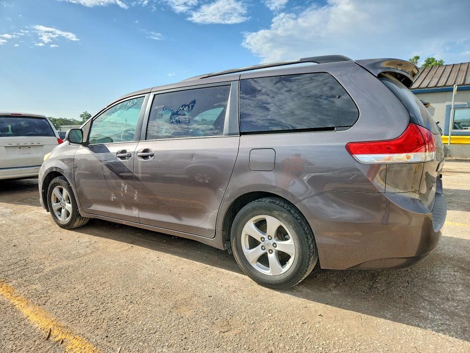 2013 TOYOTA SIENNA LE — Фото 2 из 13