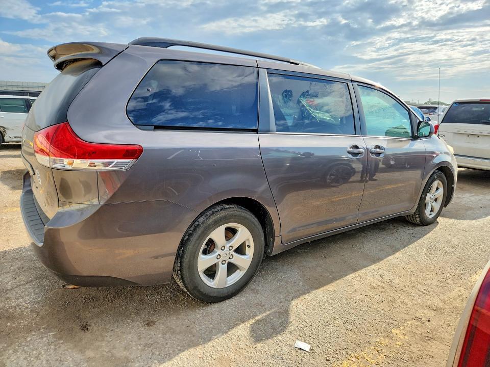 2013 TOYOTA SIENNA LE — Фото 3 из 13