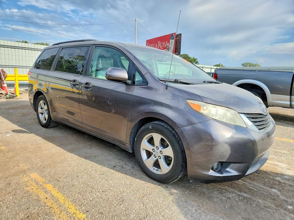 2013 TOYOTA SIENNA LE — Фото 4 из 13