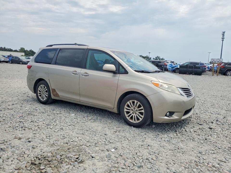 2017 TOYOTA SIENNA XLE 8-PASSENGER — Фото 4 из 13
