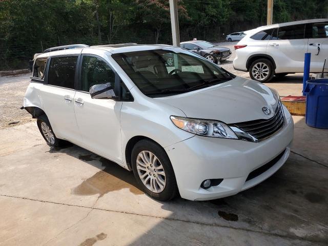 2017 TOYOTA SIENNA XLE — Фото 4 из 12