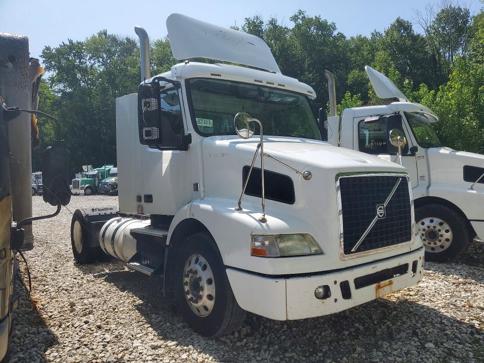 2014 VOLVO VNM SEMI TRUCK — Фото 4 из 13
