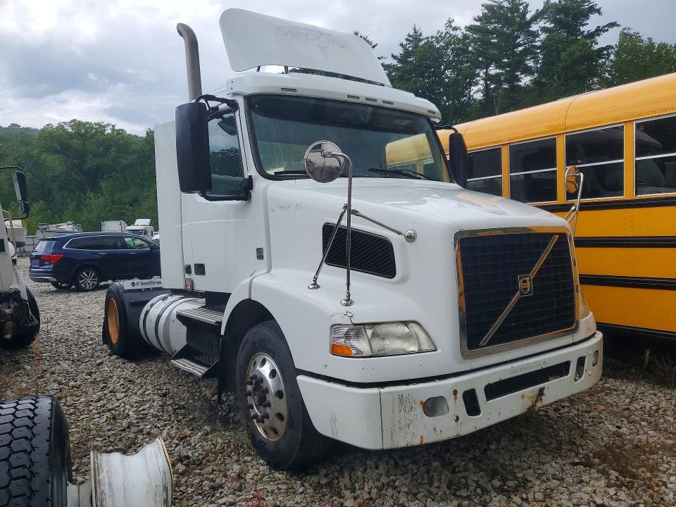2014 VOLVO VNM SEMI TRUCK — Фото 4 из 13