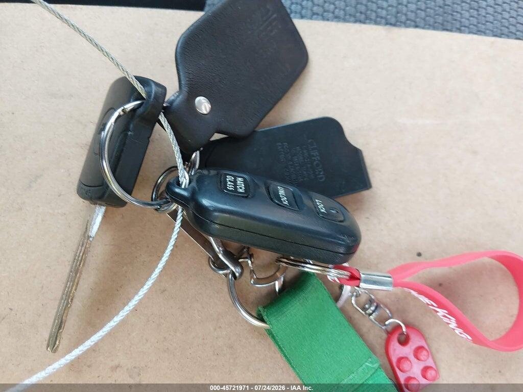 2T1LR32E35C397021 2005 TOYOTA MATRIX photo no. 11