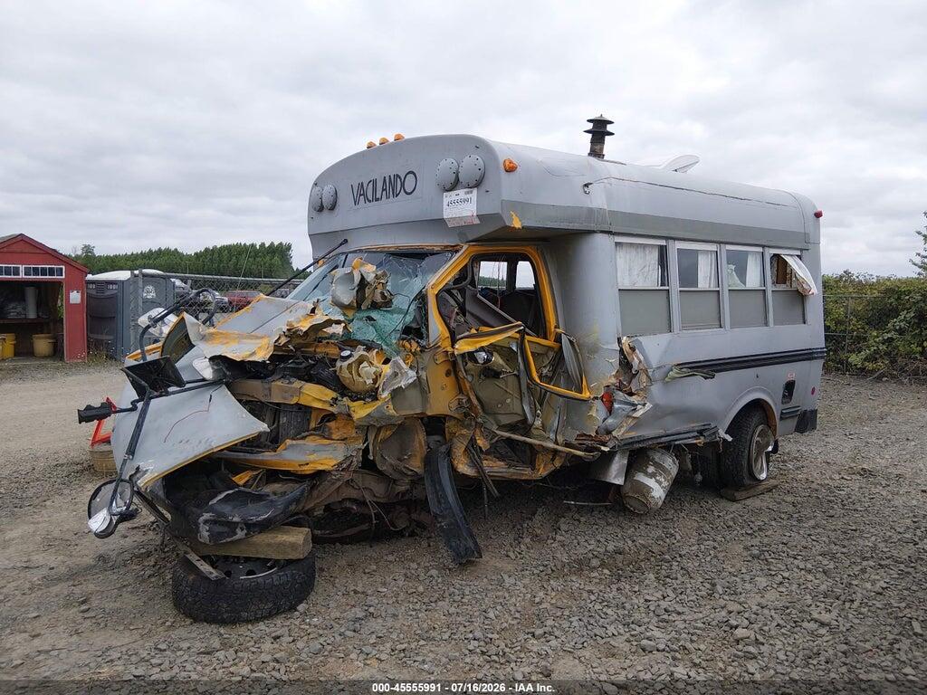 1FDSE35F0YHA48423 2000 FORD E-350 CUTAWAY photo no. 2