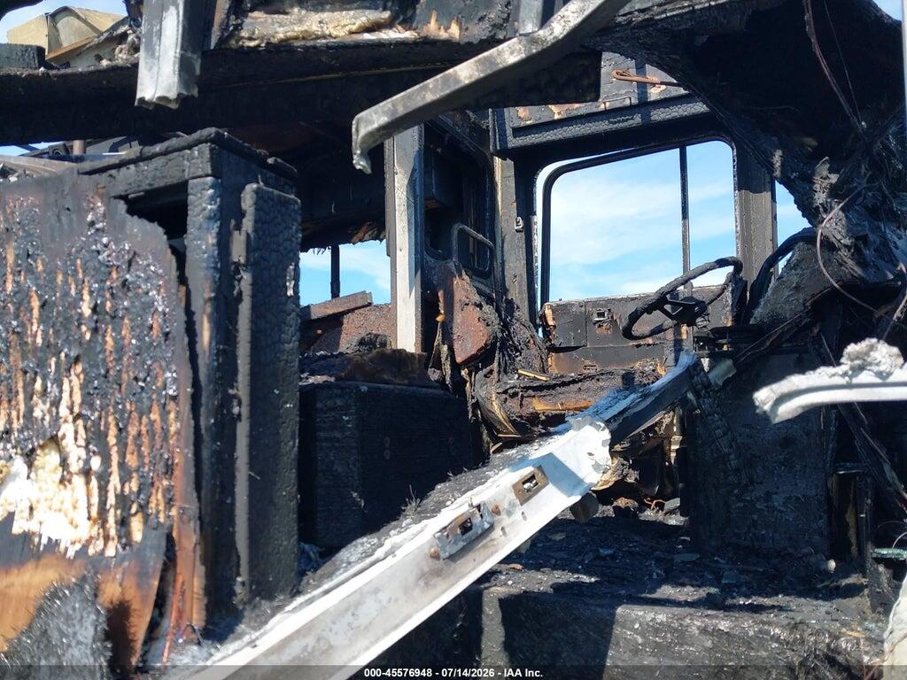 4UZ6EFBC9YCG48502 2000 FREIGHTLINER CHASSIS photo no. 8