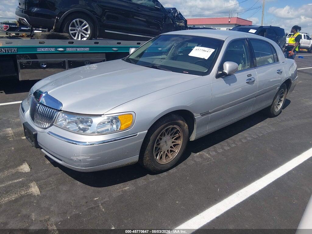 1LNHM82W2YY790983 2000 LINCOLN TOWN CAR photo no. 2