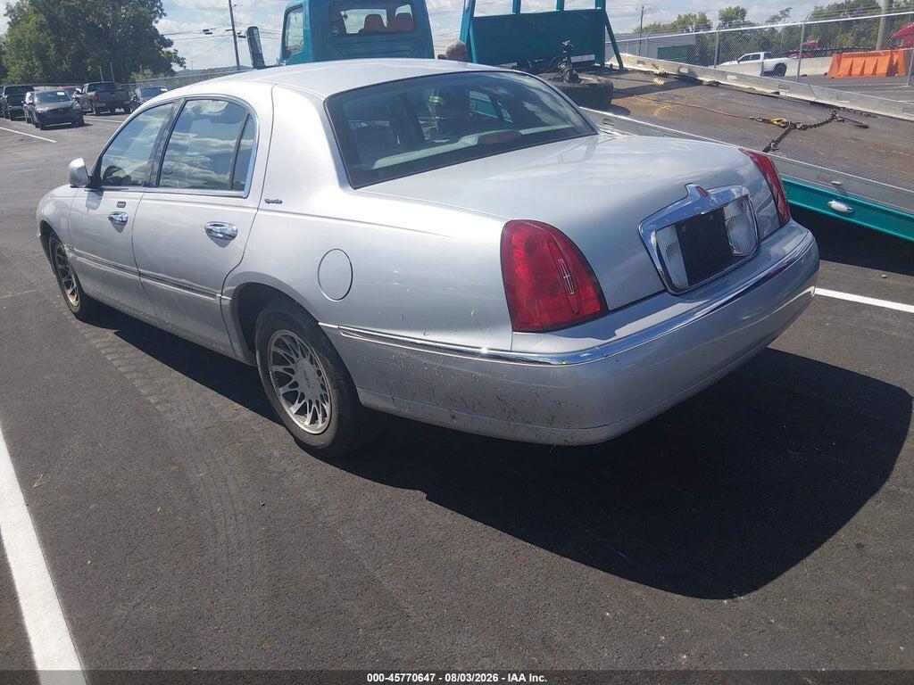 1LNHM82W2YY790983 2000 LINCOLN TOWN CAR photo no. 3