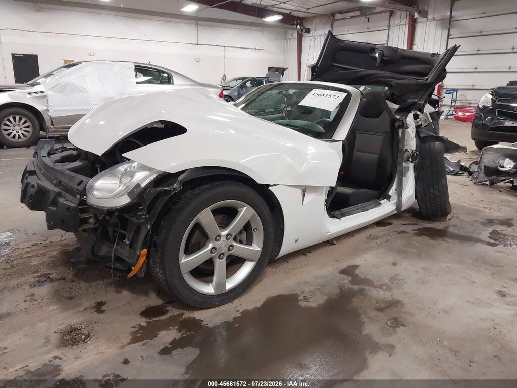 1G2MC35B68Y119046 2008 PONTIAC SOLSTICE photo no. 2
