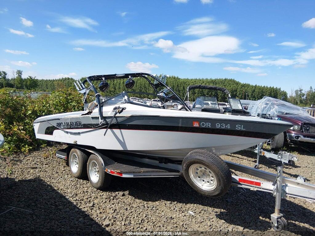 00000BWYMX075D090 1990 BLUE WATER PRO AM SKIER BOAT photo no. 1