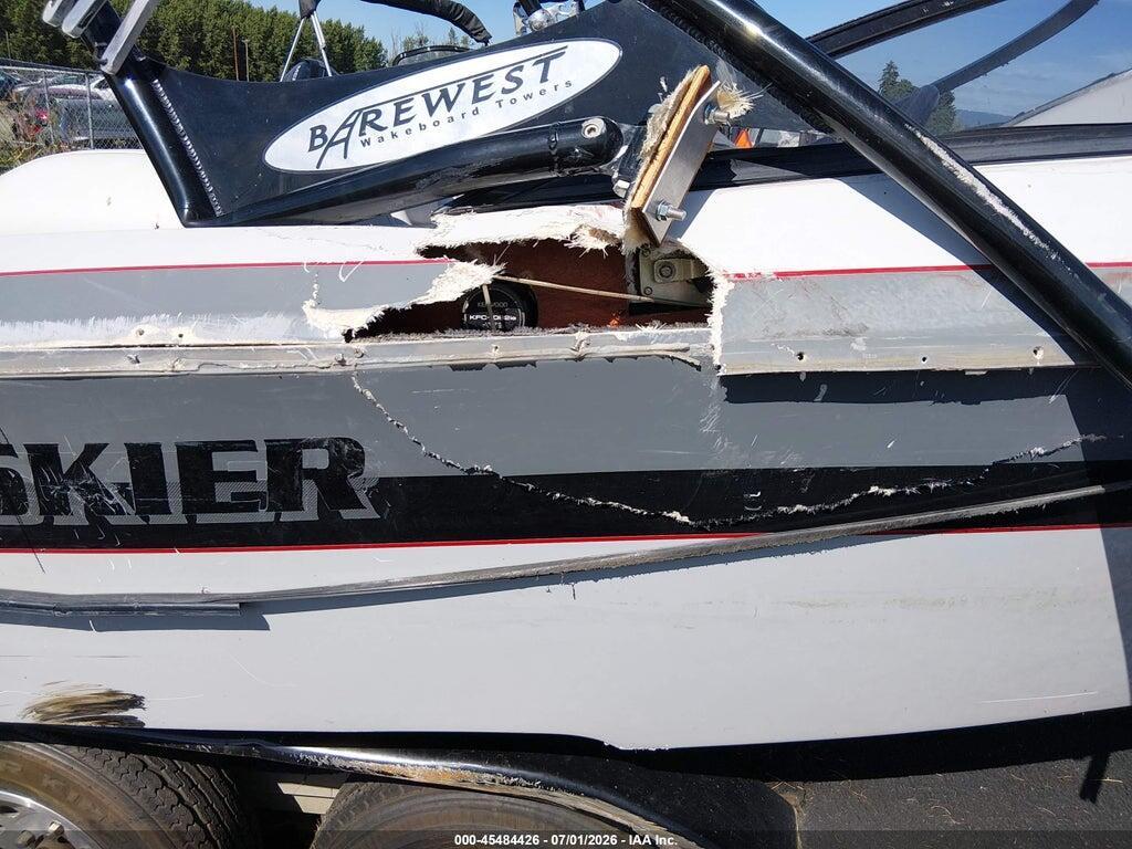 00000BWYMX075D090 1990 BLUE WATER PRO AM SKIER BOAT photo no. 12