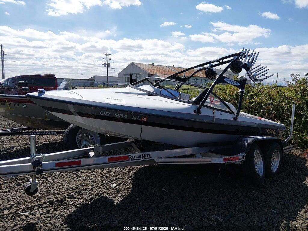 00000BWYMX075D090 1990 BLUE WATER PRO AM SKIER BOAT photo no. 4