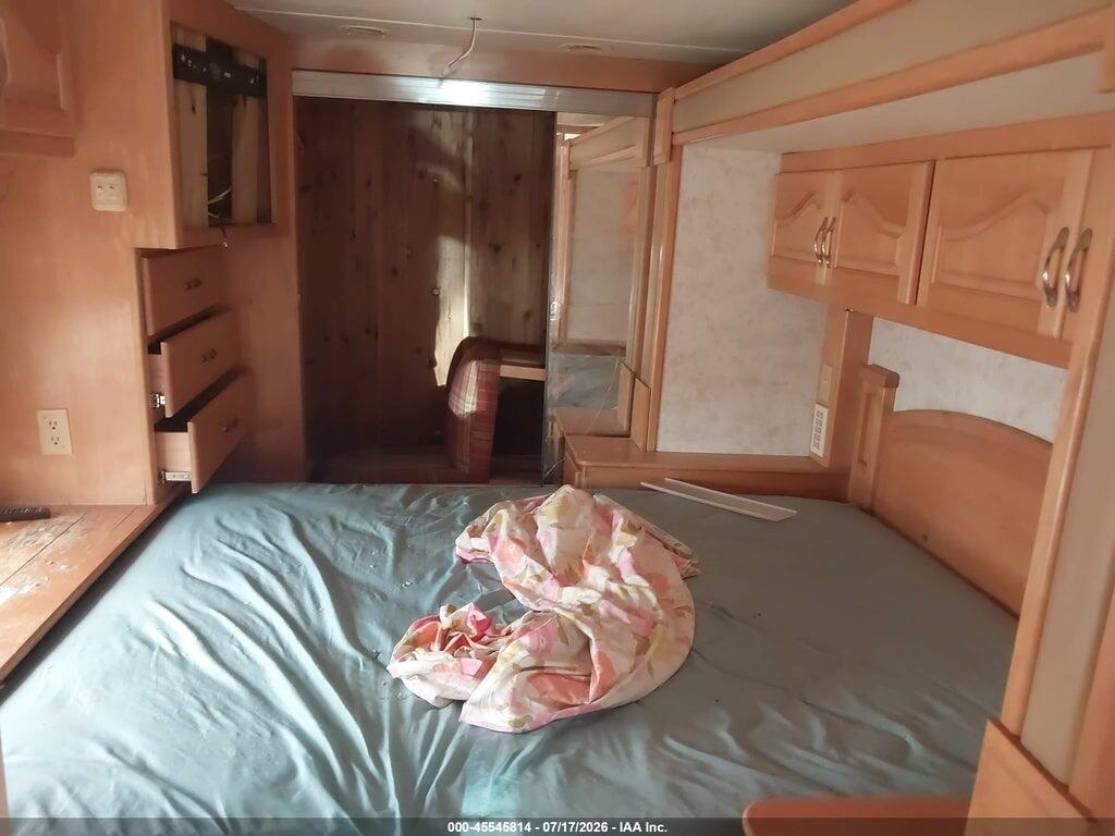 4UZAAHAK83CM02119 2004 FREIGHTLINER CHASSIS photo no. 8