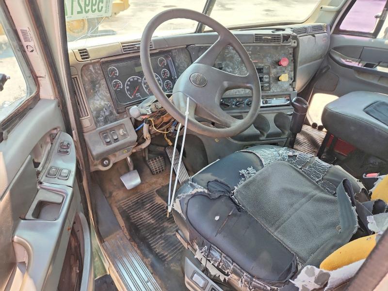 2001 FREIGHTLINER COLUMBIA 120 SEMI TRUCK — Фото 8 из 12