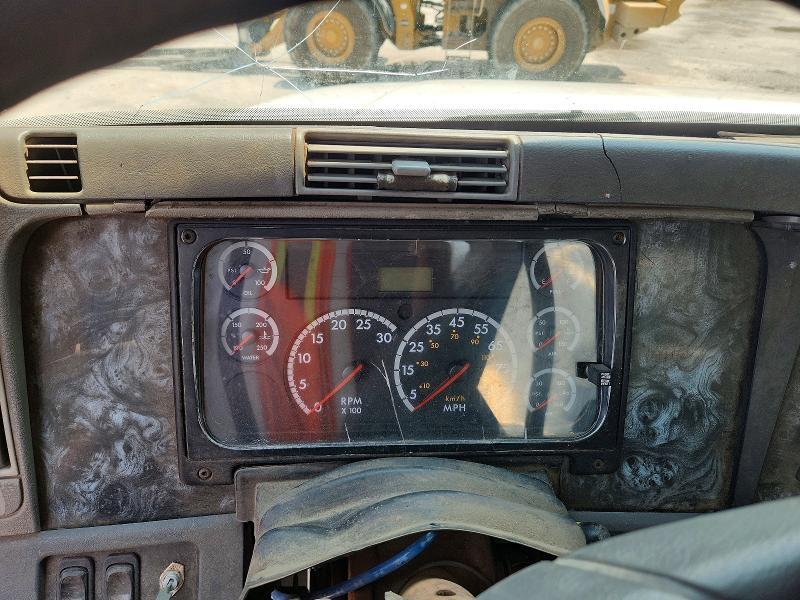 2001 FREIGHTLINER COLUMBIA 120 SEMI TRUCK — Фото 9 из 12