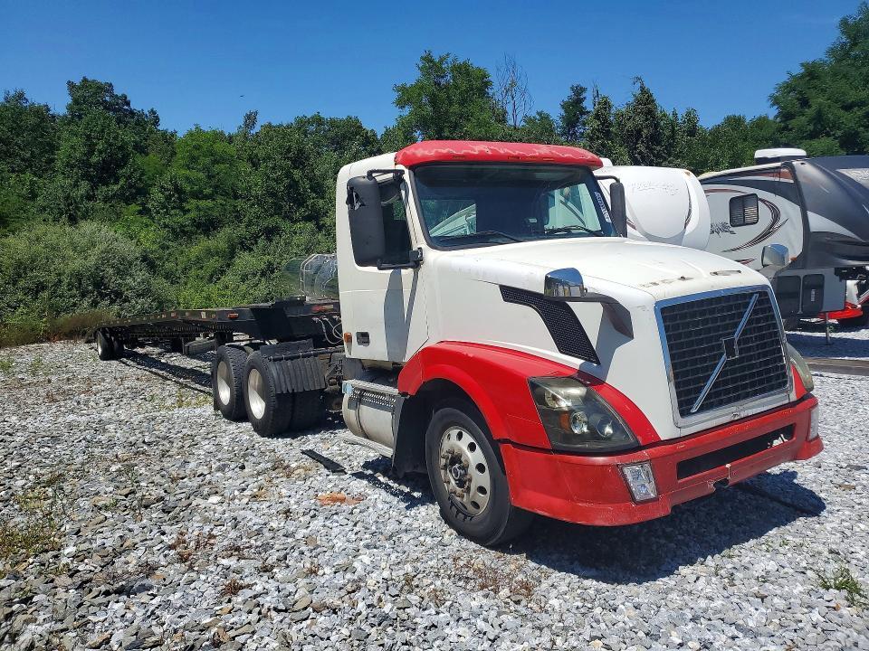 2005 VOLVO VNL SEMI TRUCK — Фото 4 из 13