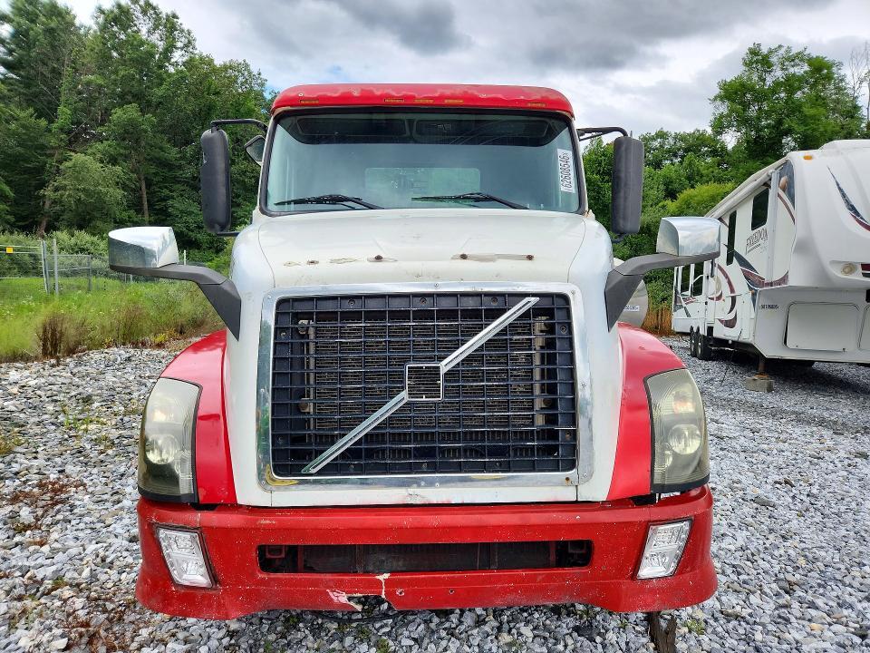 2005 VOLVO VNL SEMI TRUCK — Фото 5 из 13