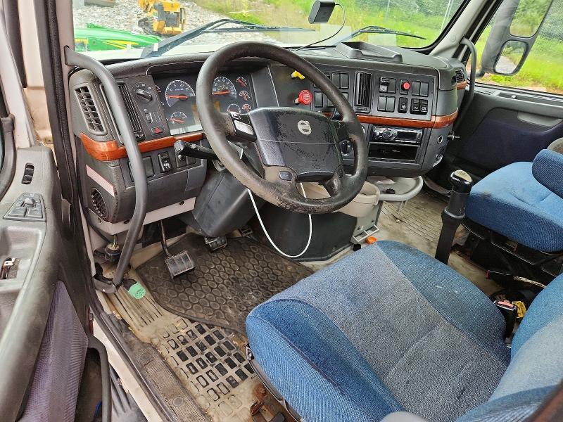 2005 VOLVO VNL SEMI TRUCK — Фото 8 из 13