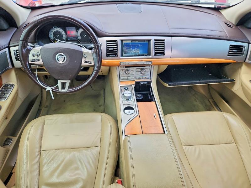 2010 JAGUAR XF LUXURY — Фото 8 из 12