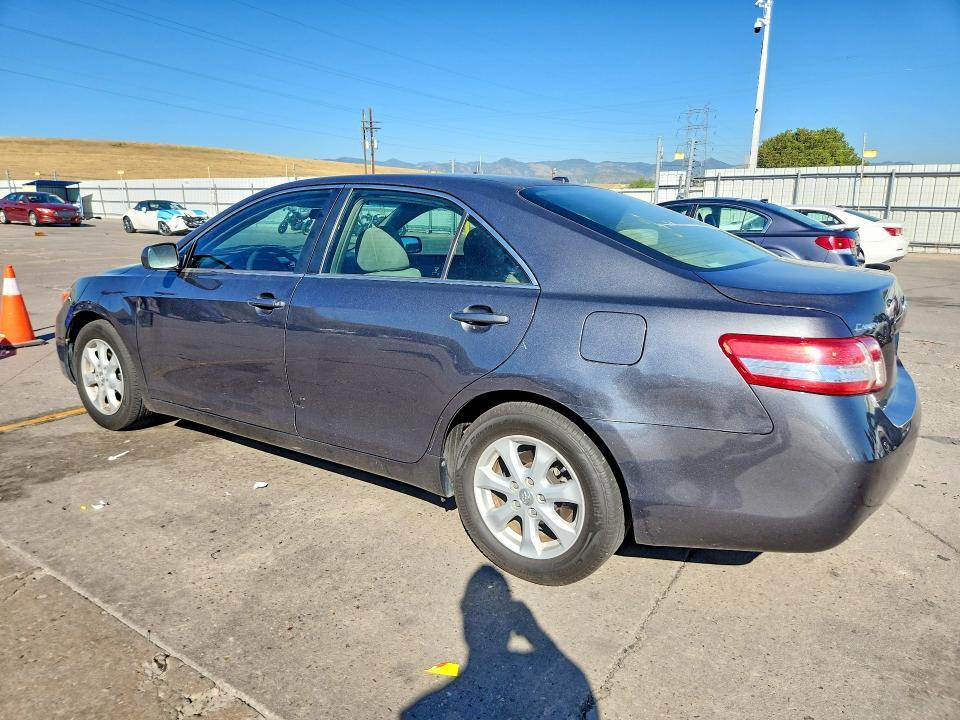 2010 TOYOTA CAMRY LE — Фото 2 из 12
