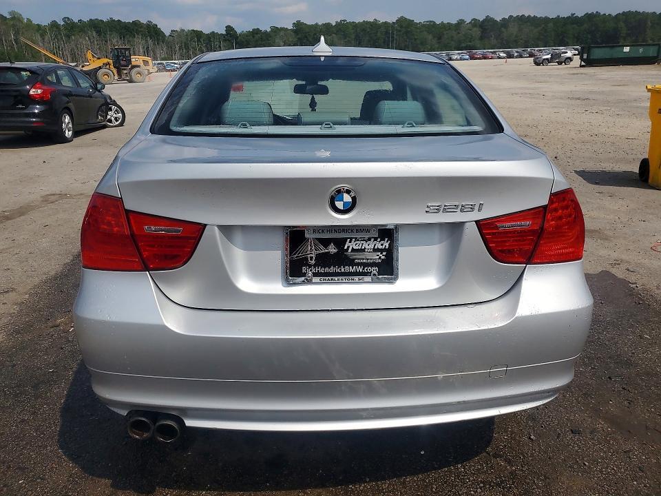 2011 BMW 328 I — Фото 6 из 12