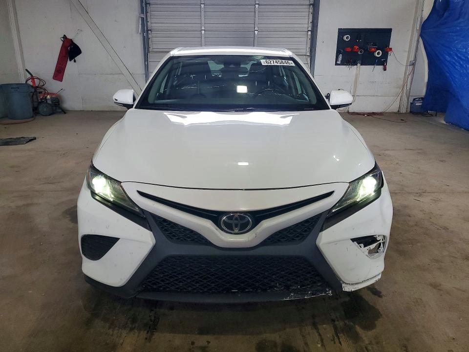 2020 TOYOTA CAMRY SE — Фото 5 из 12