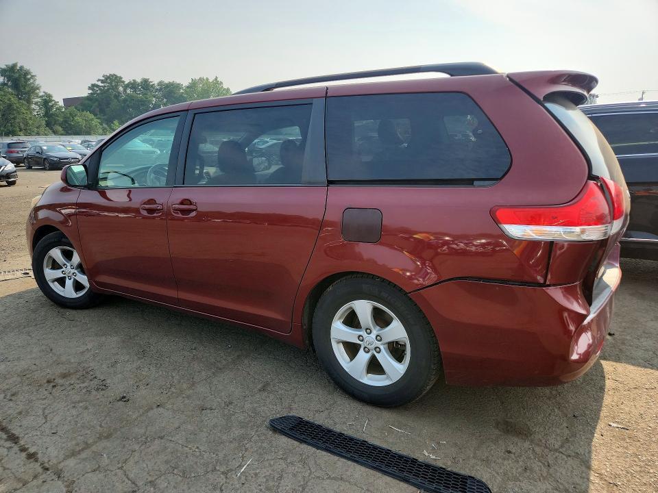 5TDKK3DC5BS099391 2011 TOYOTA SIENNA photo no. 2