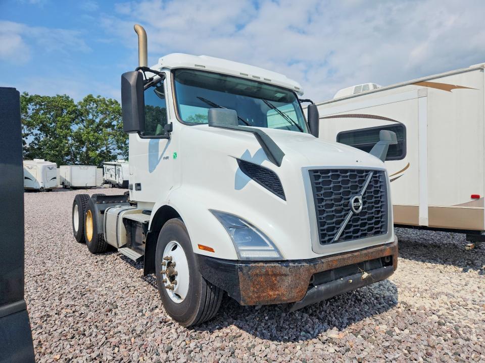 2020 VOLVO VNR SEMI TRUCK — Фото 4 из 13
