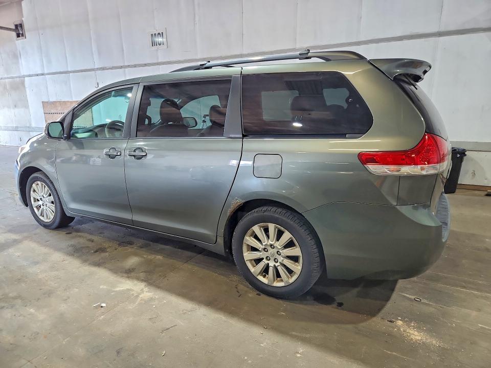 5TDJK3DCXBS007199 2011 TOYOTA SIENNA photo no. 2